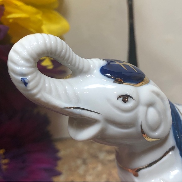 1980’s Hand Painted Vintage Porcelain Blue & White Dancing Elephant Figurine - Picture 5 of 16